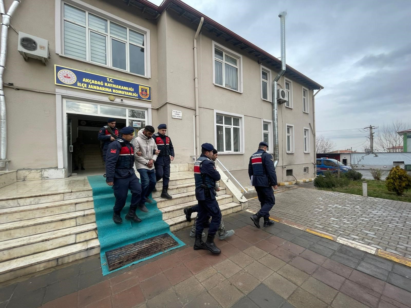 Malatya’nın Akçadağ ilçesinde bir kurumun kablolarını makasla kesip çalmaya çalışan