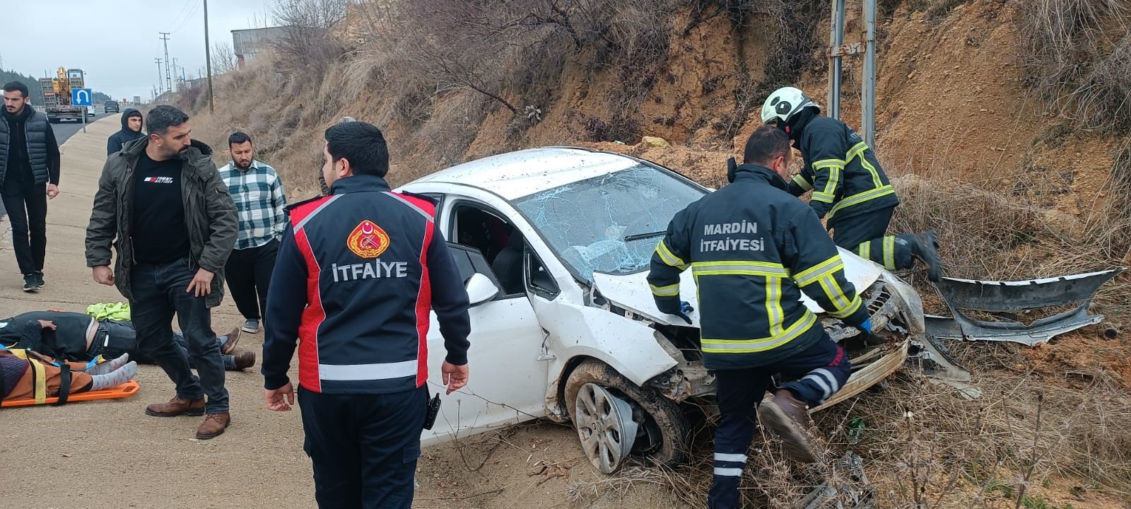 Mardin’de kontrolden çıkan otomobilin şarampole uçması sonucu biri çocuk 4