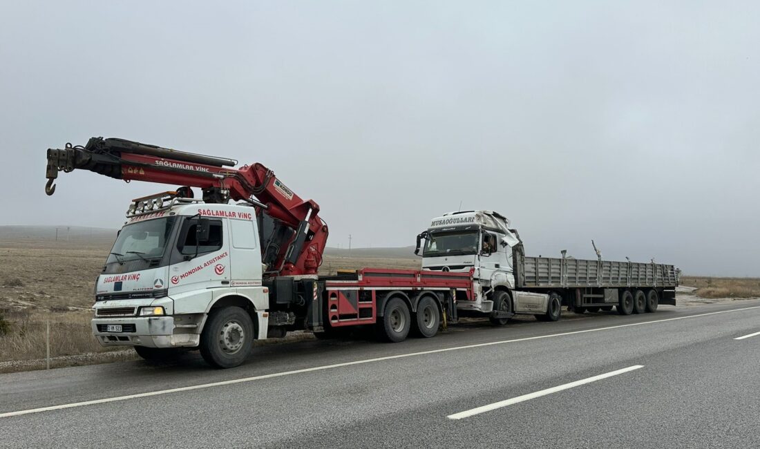 Afyonkarahisar’da orta refüje girerek devrilen tırda yaklaşık 25 ton toz