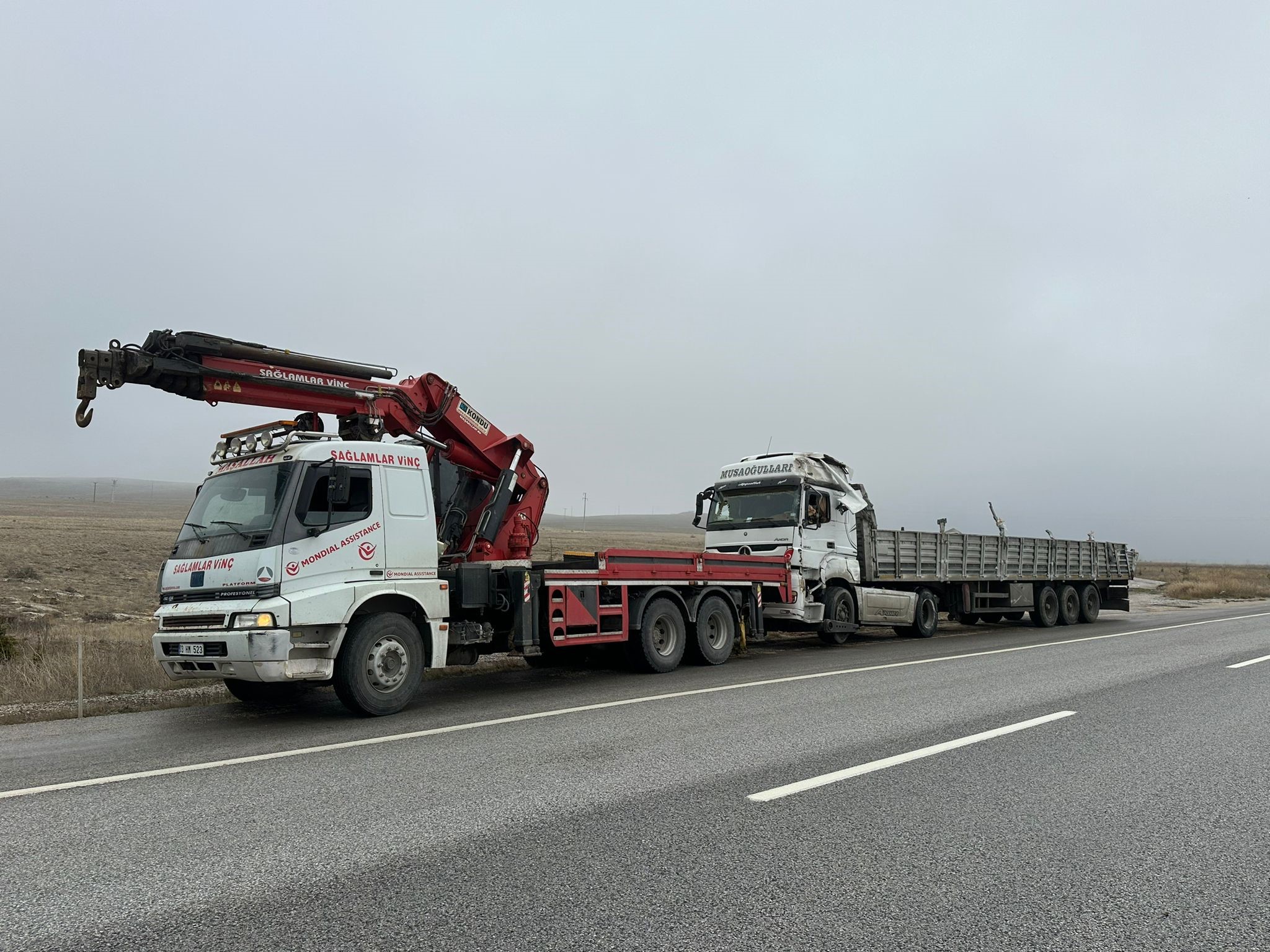 Afyonkarahisar’da orta refüje girerek devrilen tırda yaklaşık 25 ton toz