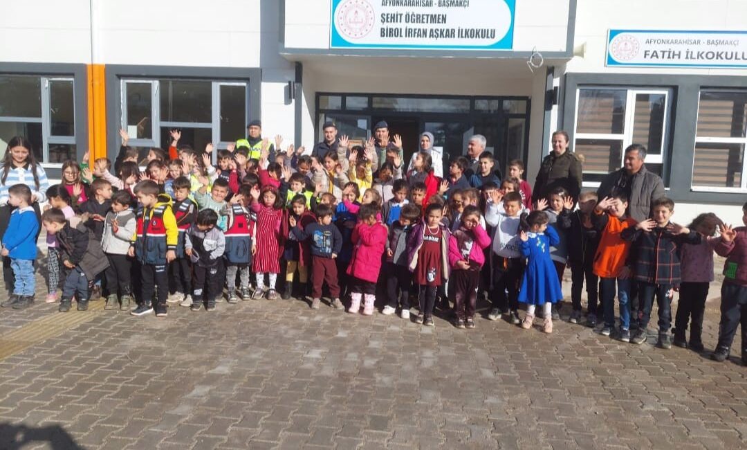 Afyonkarahisar’da jandarma ekipleri çocuklara yaptıkları işi ve görevlerini çizgi filimle