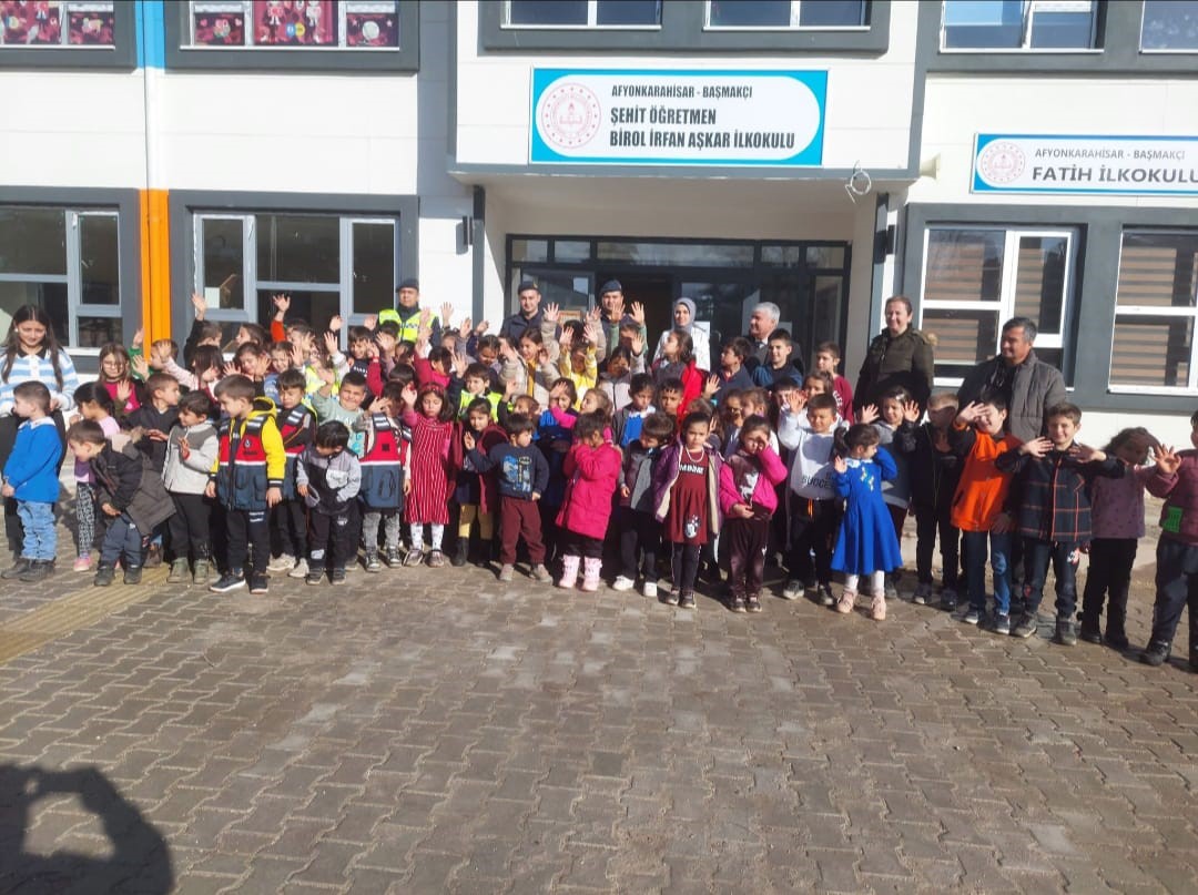 Afyonkarahisar’da jandarma ekipleri çocuklara yaptıkları işi ve görevlerini çizgi filimle