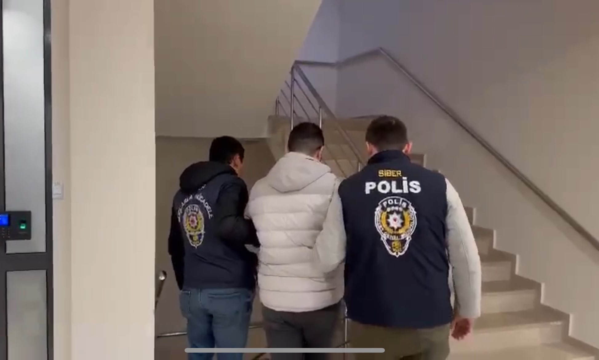 Afyonkarahisar’da bilişim sistemleri kullanılması suretiyle hırsızlık yaptıkları iddiası ile yakalanan