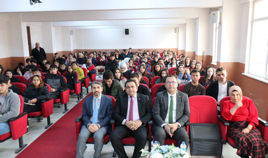 Afyonkarahisar Vali Yardımcısı Uğur Kolsuz, “Dilimizin Zenginlikleri Projesi” kapsamında öğrencilerle