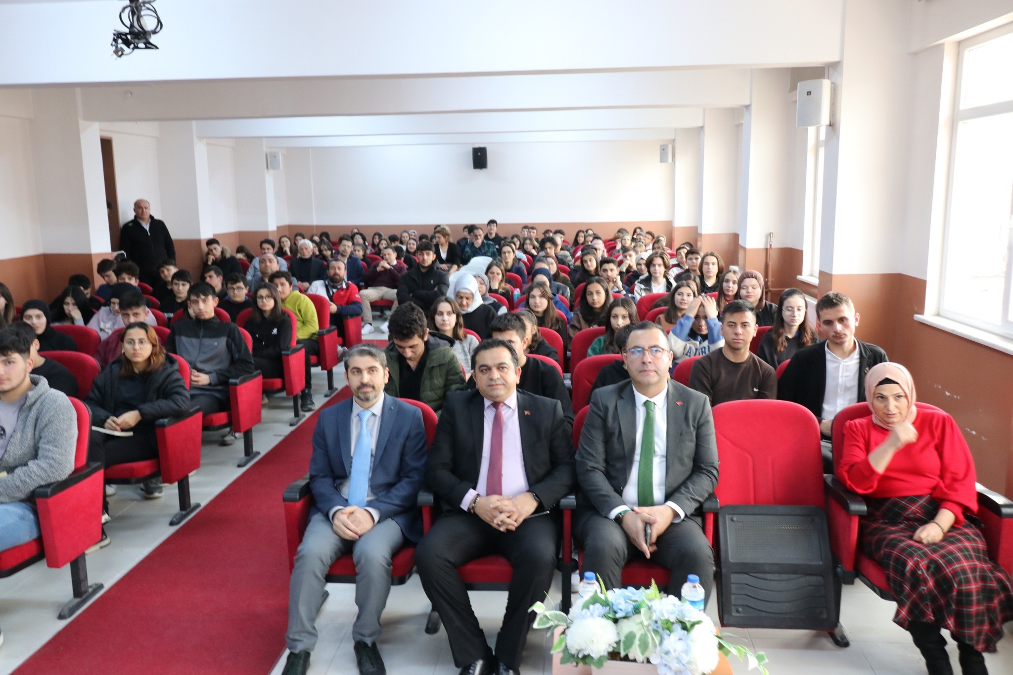 Afyonkarahisar Vali Yardımcısı Uğur Kolsuz, “Dilimizin Zenginlikleri Projesi” kapsamında öğrencilerle
