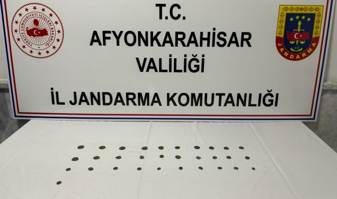 Afyonkarahisar’da oturduğu parkta şüpheli hareketlerde bulunan şahıs yanına gelen jandarma