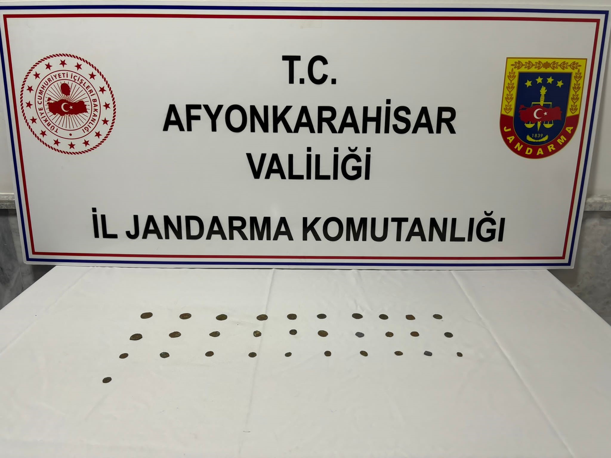 Afyonkarahisar’da oturduğu parkta şüpheli hareketlerde bulunan şahıs yanına gelen jandarma