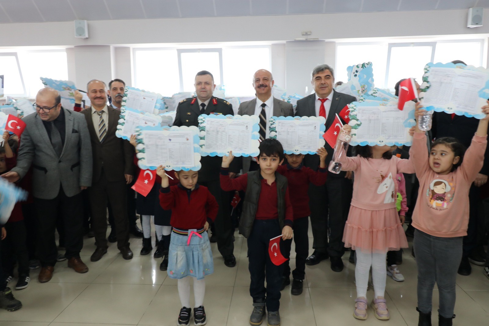 Afyonkarahisar’da bugün dağıtılan karneler ile yaklaşık 148 bin öğrenci ara