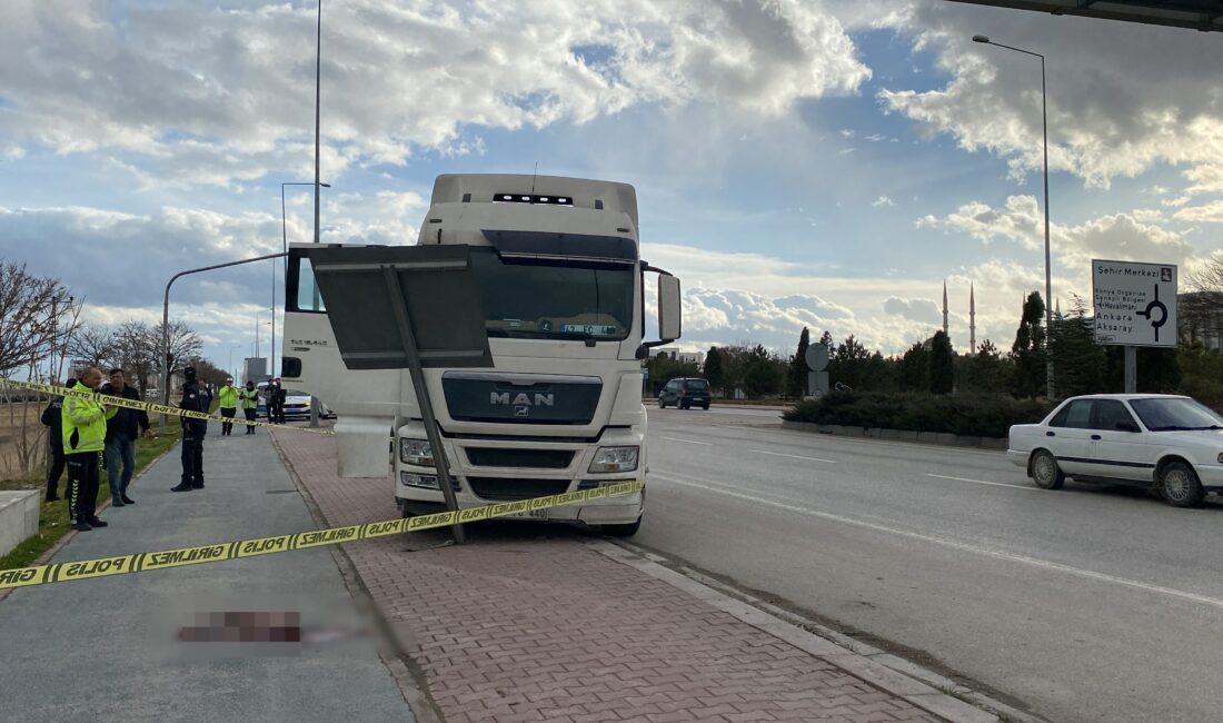 Konya’da kaldırıma park edilirken tırın çarparak devirdiği tabela, bu sırada