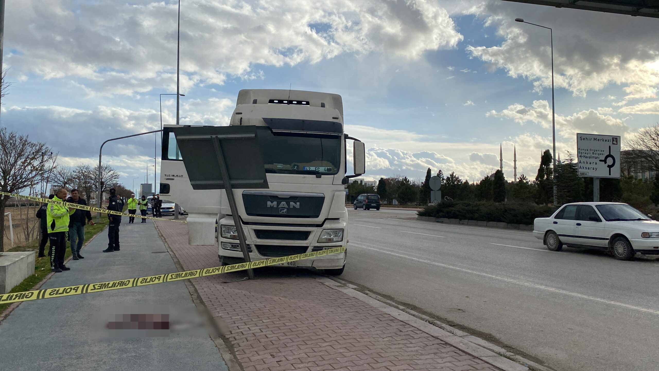 Konya’da kaldırıma park edilirken tırın çarparak devirdiği tabela, bu sırada