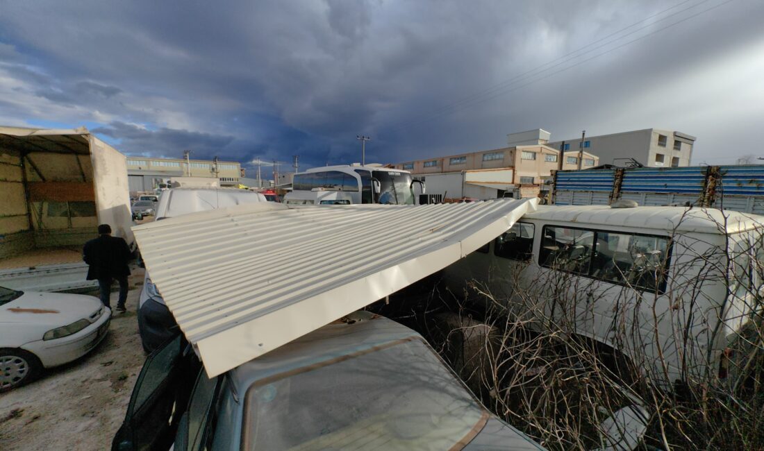 Bursa’da meydana gelen olayda lodosun uçurduğu fabrikanın çatısı, yediemin otoparkındaki