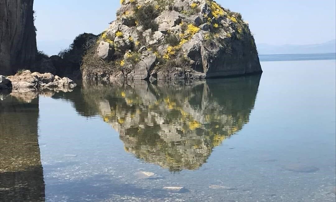 Bursa’nın İznik ilçesinde, göl kıyısındaki Müşküle Kayası’nın suya yansıyan görüntüsü