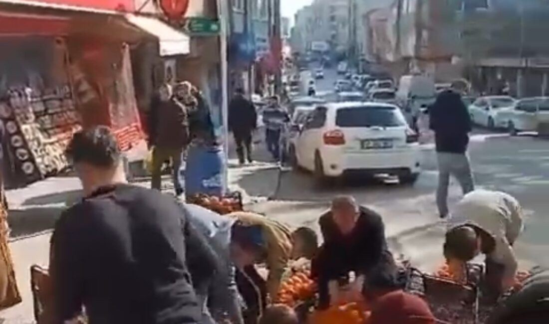 Bursa’da kamyonetten düşen mandalina kasaları için diğer sürücüler ve vatandaşlar