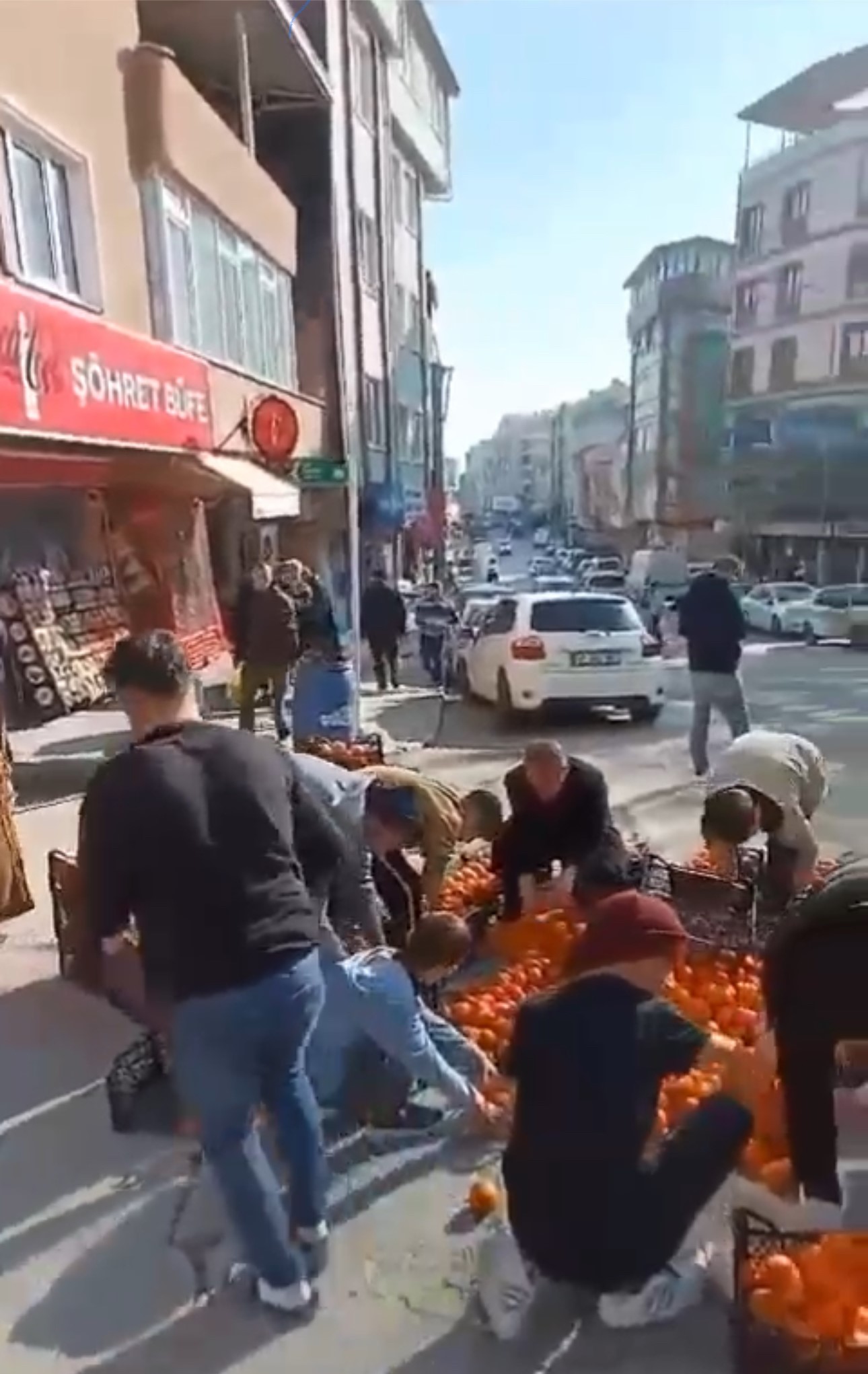 Bursa’da kamyonetten düşen mandalina kasaları için diğer sürücüler ve vatandaşlar