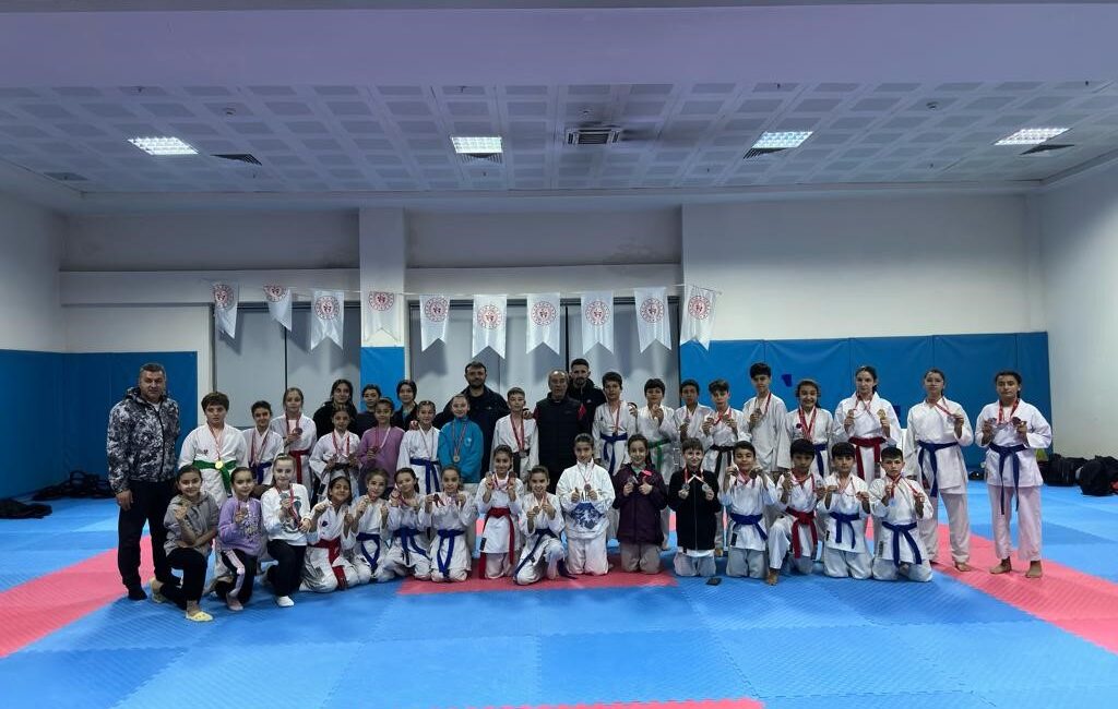 Afyonkarahisar Prof. Dr. Veysel Eroğlu Spor salonunda düzenlenen Karate Yıldızlar