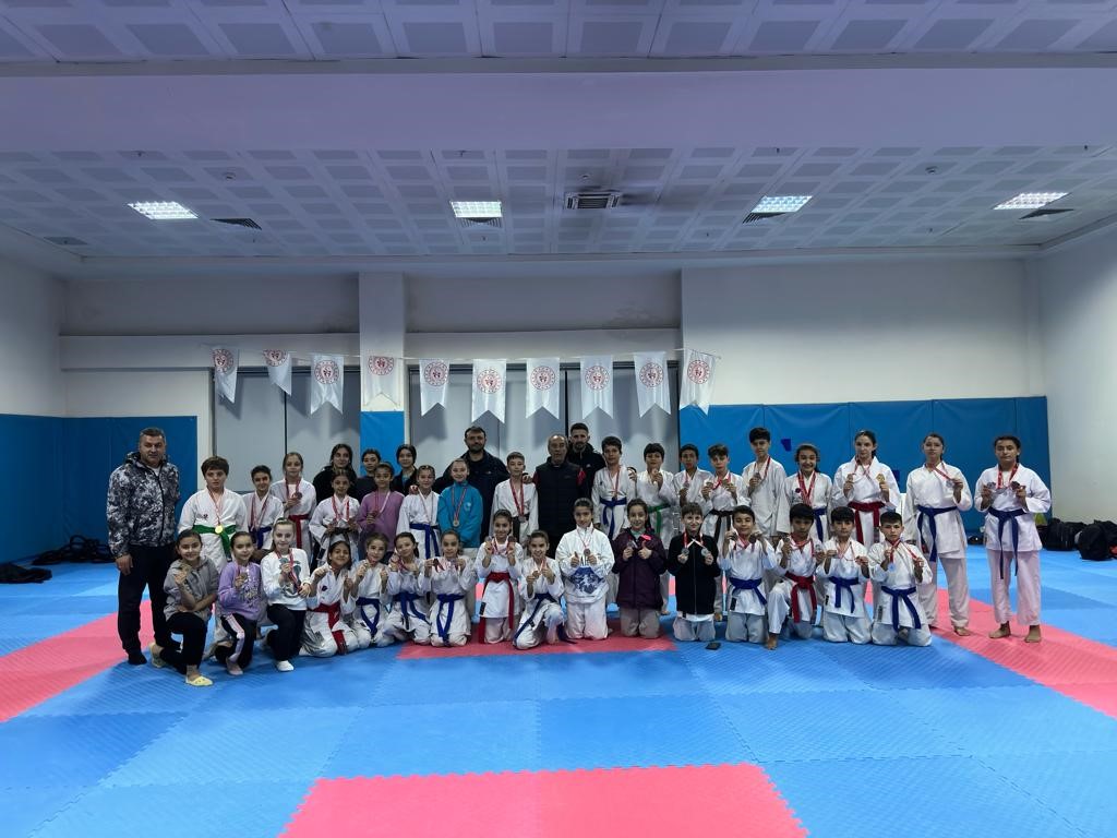 Afyonkarahisar Prof. Dr. Veysel Eroğlu Spor salonunda düzenlenen Karate Yıldızlar