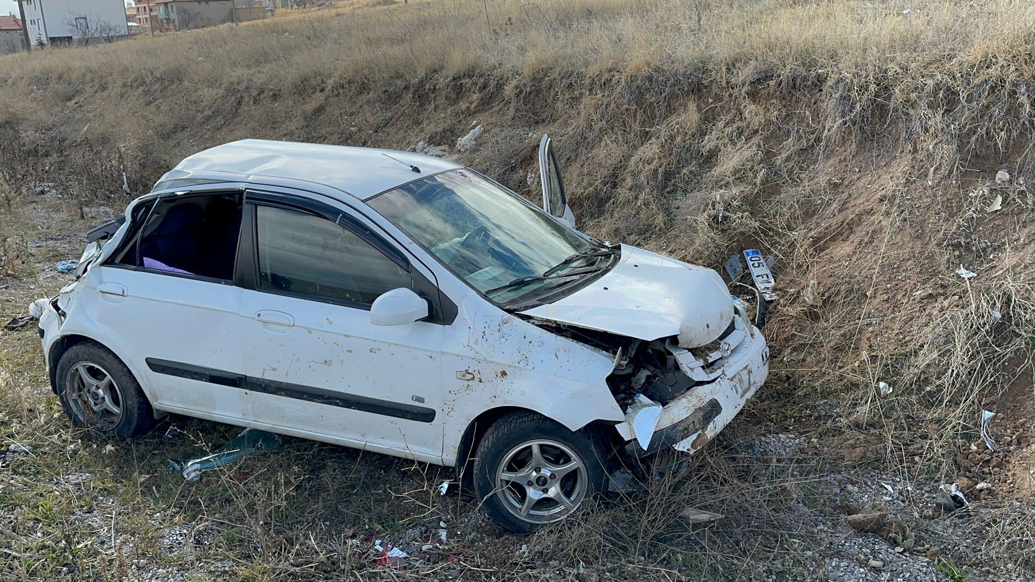 Afyonkarahisar’da sürücüsünün yolda uçan poşete çarpmamak için manevra yaptığı otomobilin
