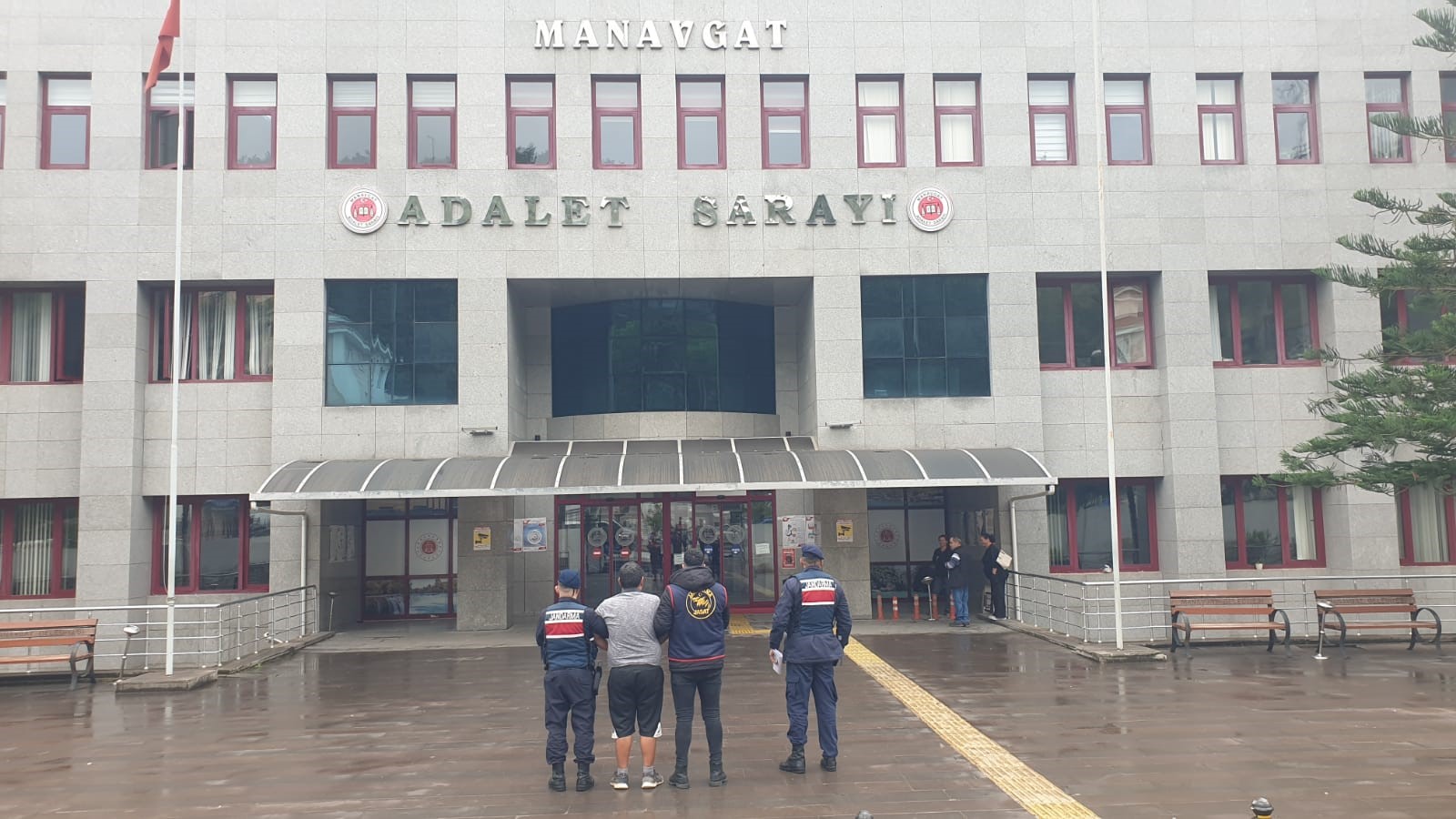Antalya’nın Manavgat ilçesinde uyuşturucu madde kullanmak ve satmak suçlarından aranan