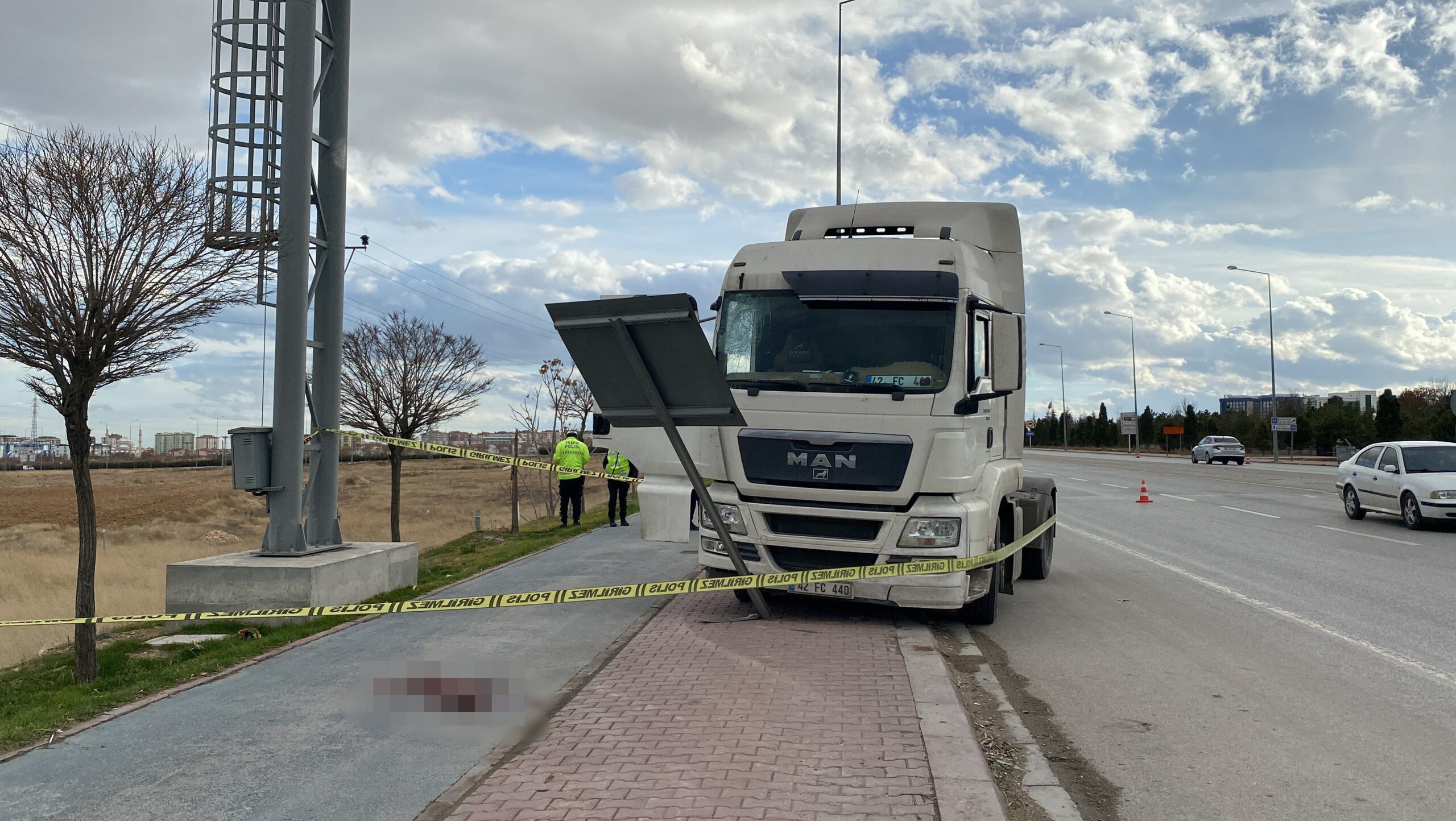 Konya’da dün meydana gelen olayda, kaldırıma park edilirken tırın çarparak