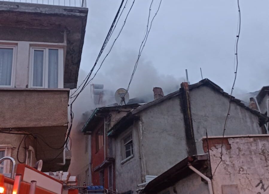 Afyonkarahisar’da iki katlı binanın çatısında çıkan yangın itfaiye ekiplerinini müdehalesi