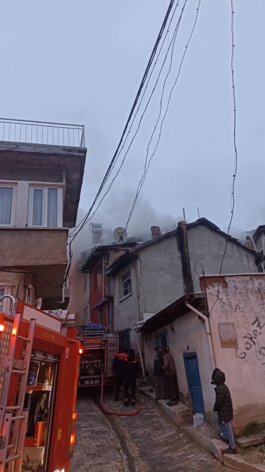 Afyonkarahisar’da iki katlı binanın çatısında çıkan yangın itfaiye ekiplerinini müdehalesi
