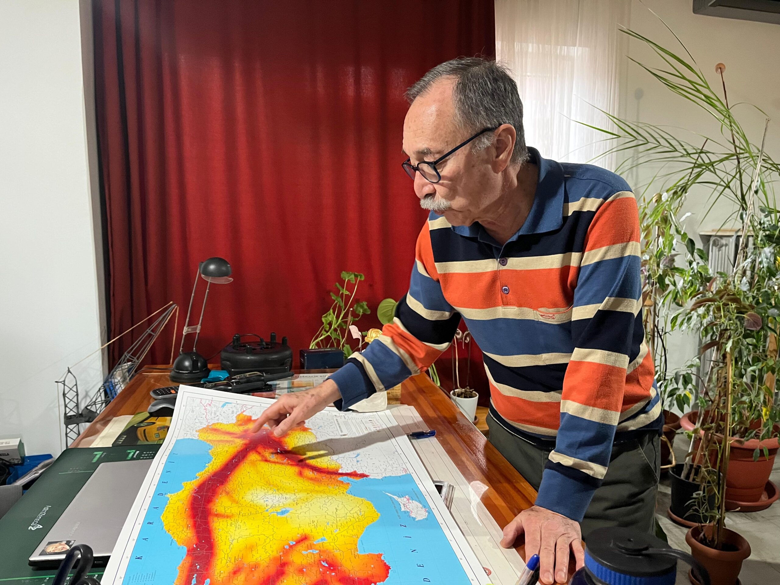 Jeoloji Mühendisi Prof. Dr. Can Ayday, Eskişehir’in Sivrihisar ilçesinin zeminin