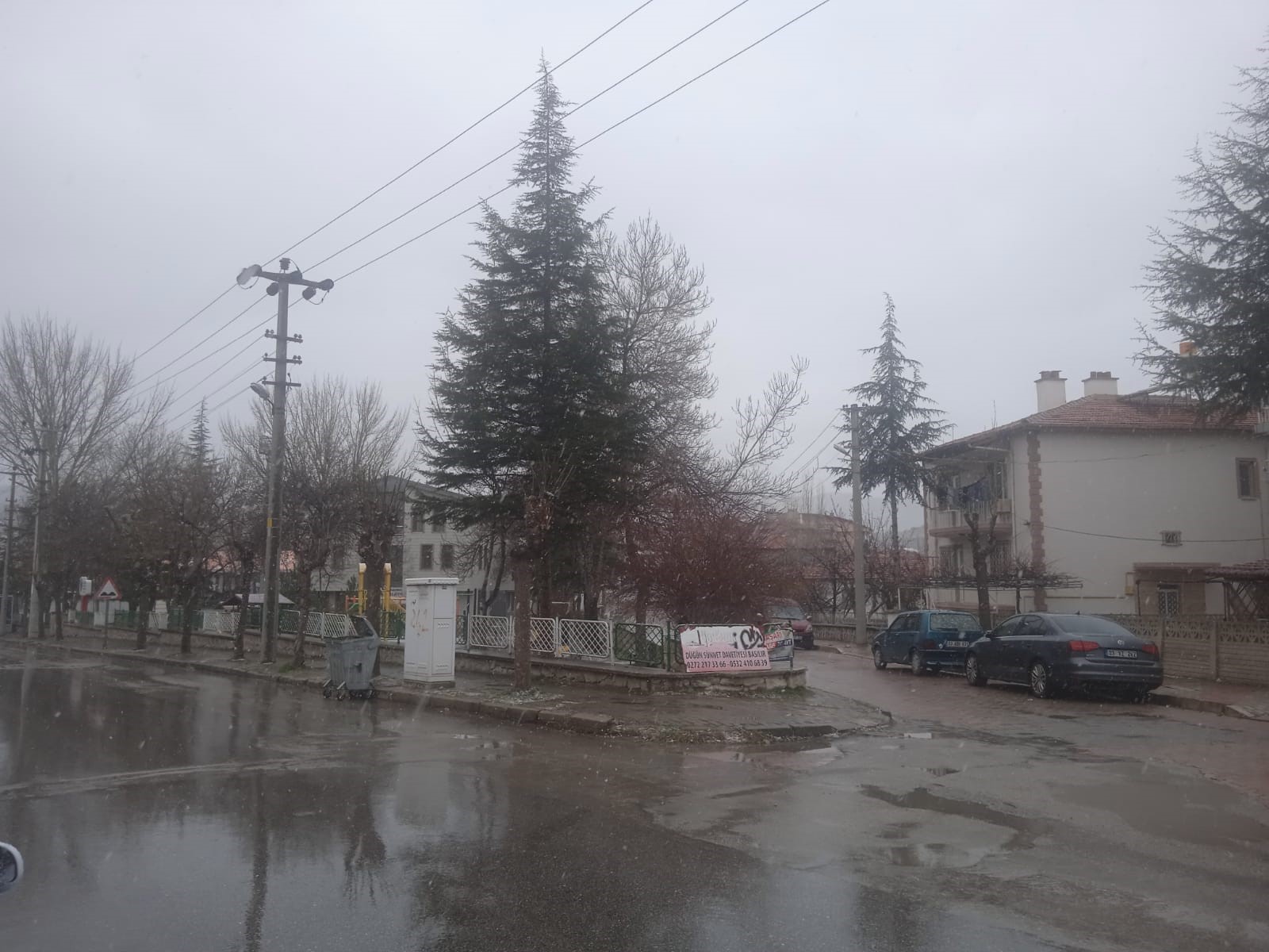 Afyonkarahisar’da aylardır beklenen kar sonunda yağmaya başladı!