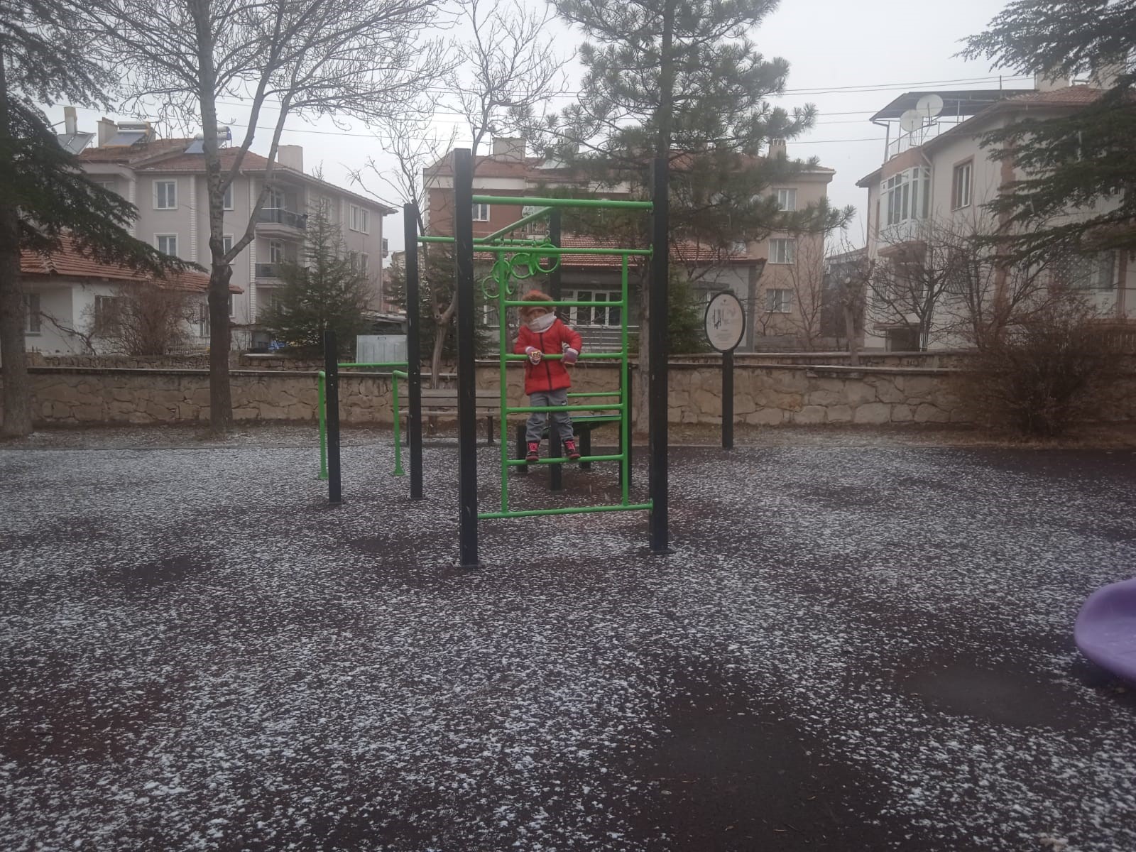 Afyonkarahisar’dan meteorolojinin uyarıları sonrası beklenen kar yağışı öğle saatlerinde başladı.