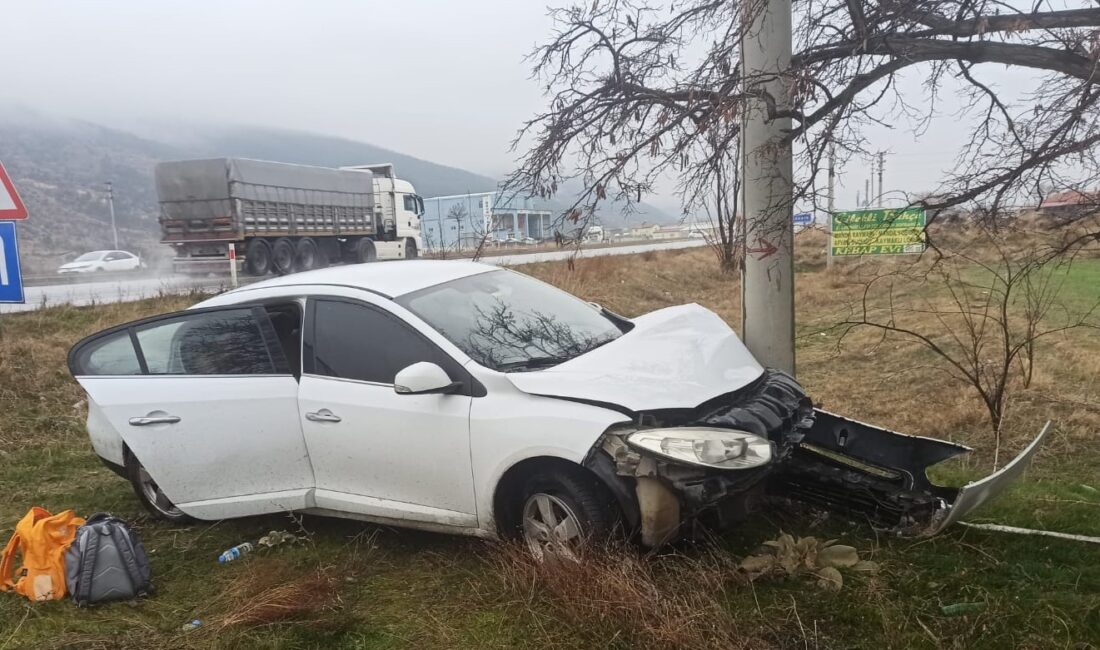 Afyonkarahisar’da meydana gelen trafik kazasında 3 kişi yaralandı. Edinilen bilgilere