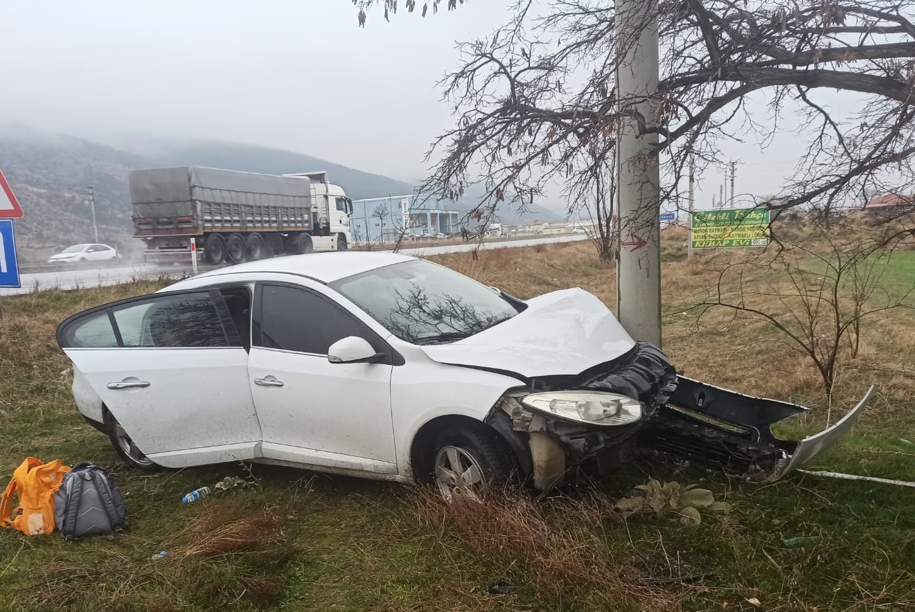 Afyonkarahisar’da meydana gelen trafik kazasında 3 kişi yaralandı. Edinilen bilgilere