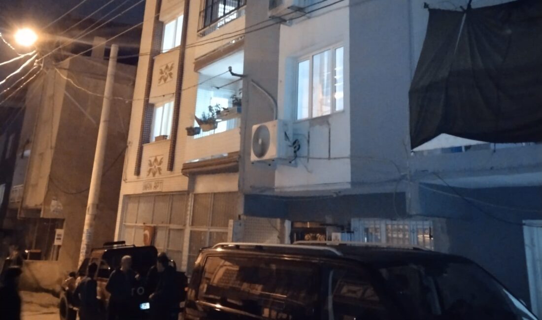 İzmir’in Karabağlar ilçesinde tartıştığı babasını sırtından bıçaklayarak öldüren genç, emniyetteki