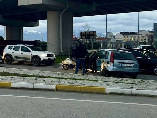 Balıkesir’in Bandırma ilçesinde iki otomobilin çarpışması sonucu 2 kişi yaralandı.