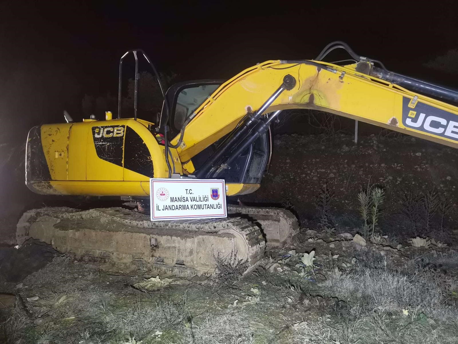 Manisa’nın Alaşehir ilçesinde akşam saatlerinde iş makinesi ile bir arazide