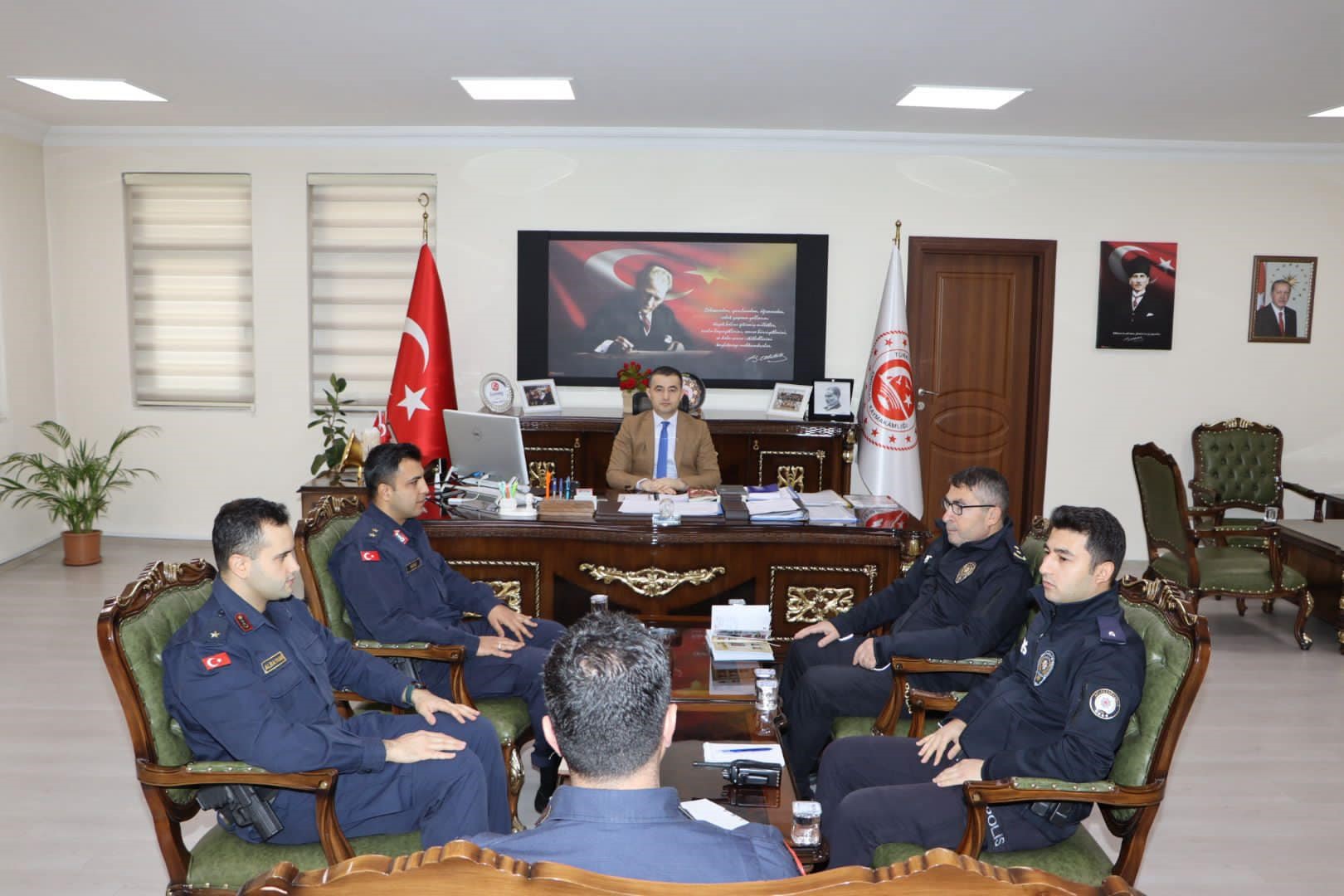 Afyonkarahisar’ın Emirdağ ilçesinde gerçekleştirilen güvenlik ve asayiş toplantısında olumsuzluklara karşın
