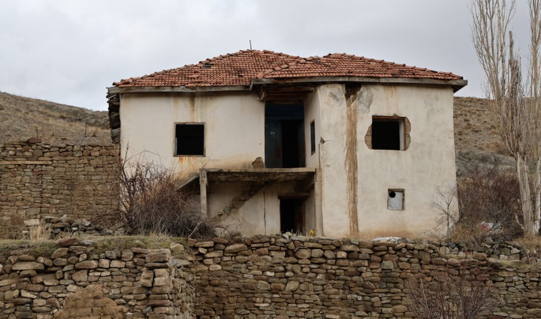 Sivas’ın Şarkışla ilçesinde köyü cinlerin sardığı söylentisi köyün terk edilmesine