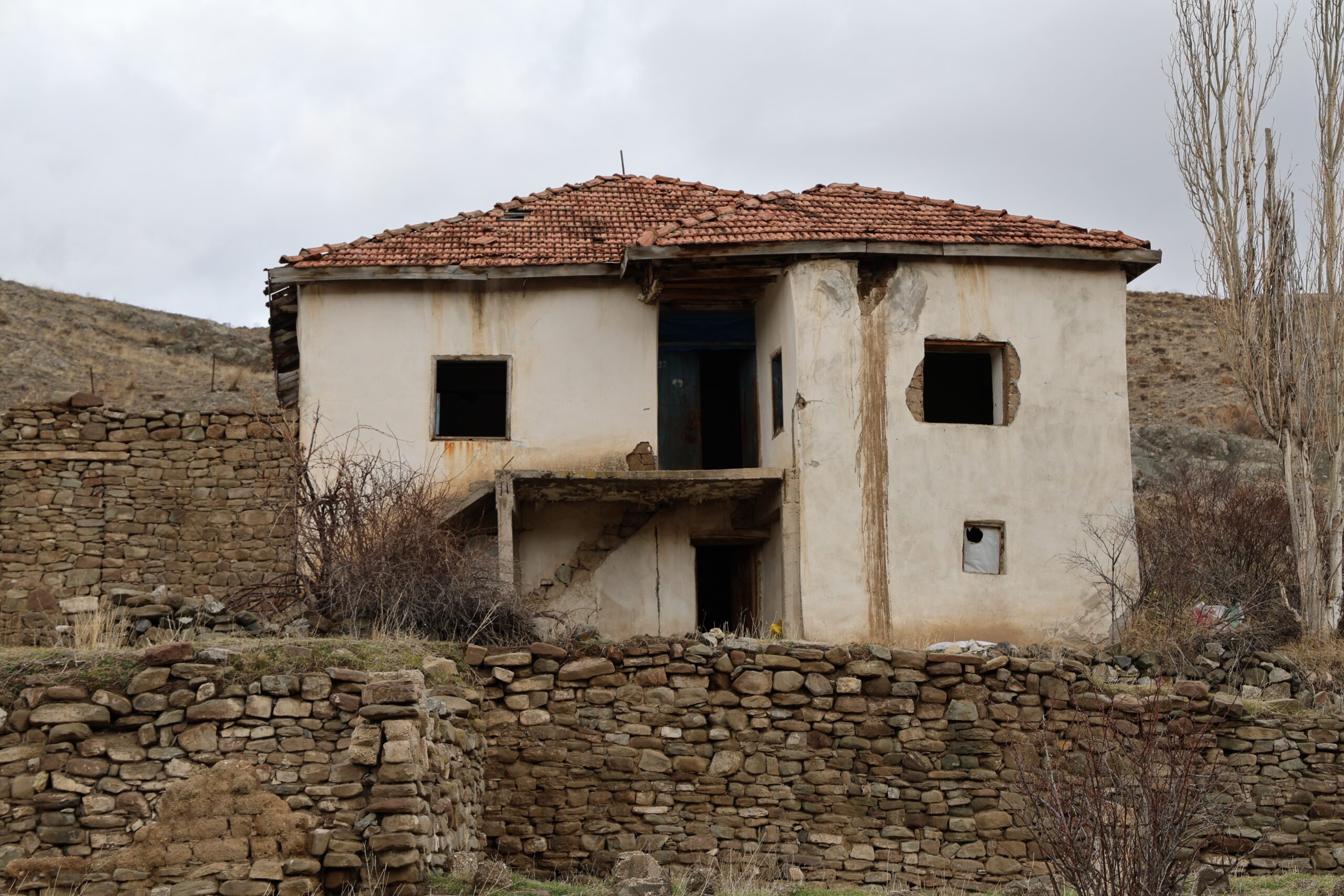 Sivas’ın Şarkışla ilçesinde köyü cinlerin sardığı söylentisi köyün terk edilmesine