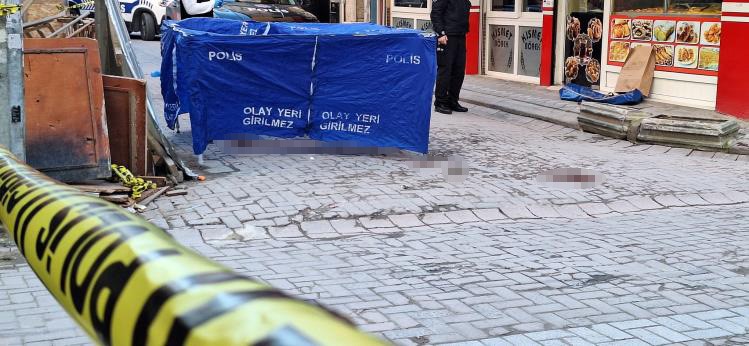 Zeytinburnu‘nda çatı katında çıkan kavgada yabancı uyruklu bir kişi, arkadaşını