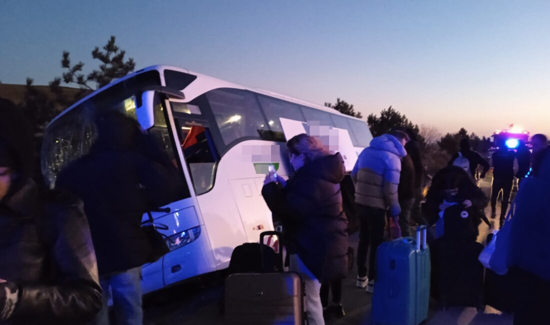 Afyonkarahisar’da kontrolden çıkarak yol kenarındaki refüje giren yolcu otobüsünde faciadan