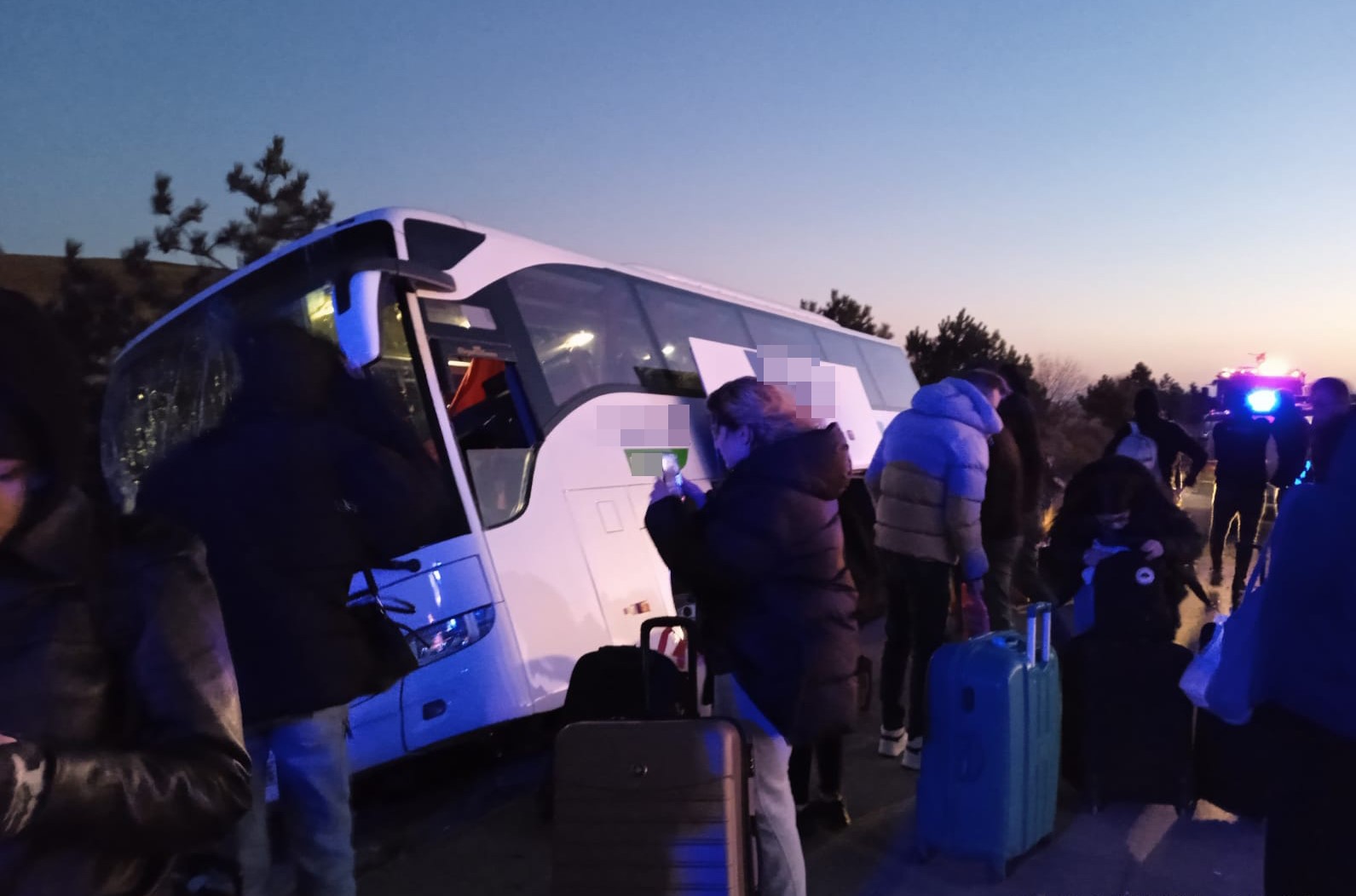 Afyonkarahisar’da kontrolden çıkarak yol kenarındaki refüje giren yolcu otobüsünde faciadan