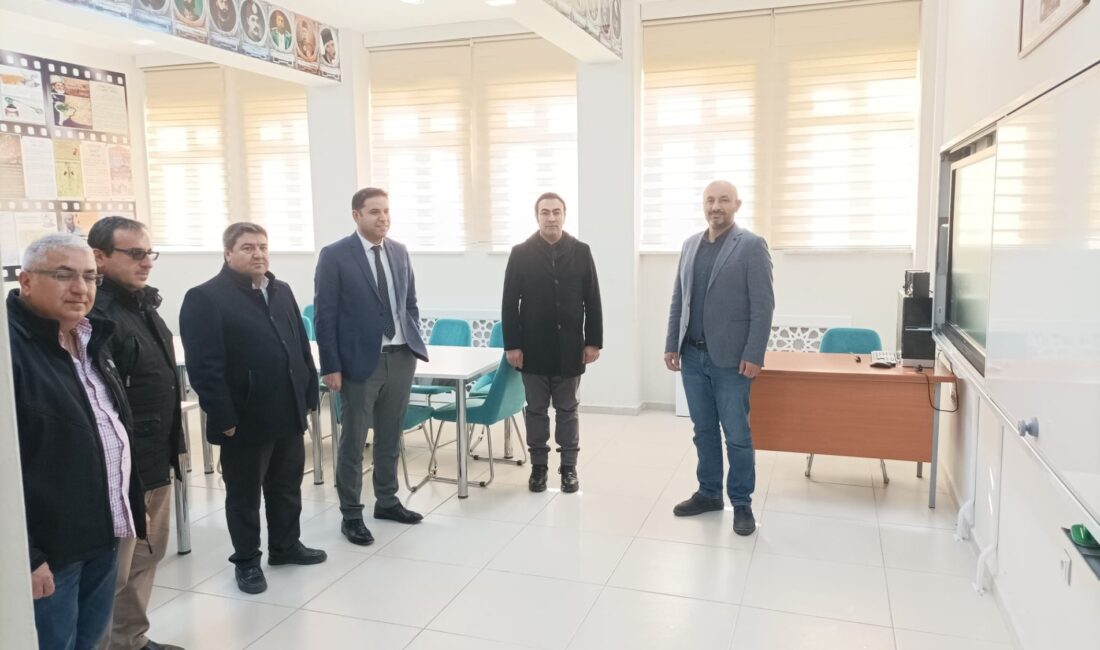 Afyonkarahisar’da ağ alt yapısı ve akıllı tahta montajı tamamlanan okullarda