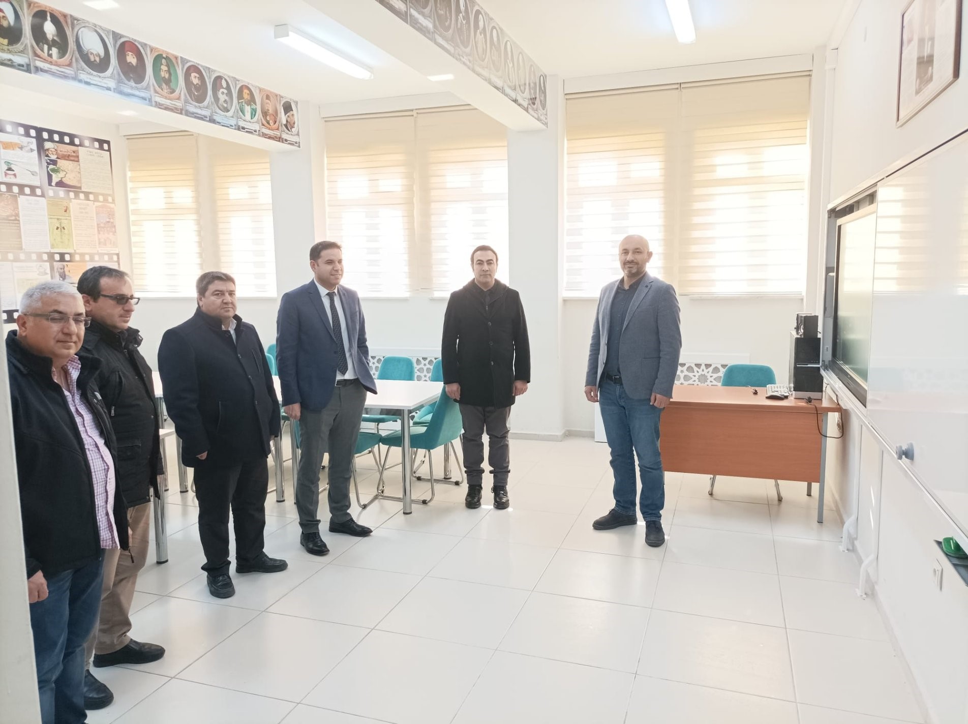 Afyonkarahisar’da ağ alt yapısı ve akıllı tahta montajı tamamlanan okullarda