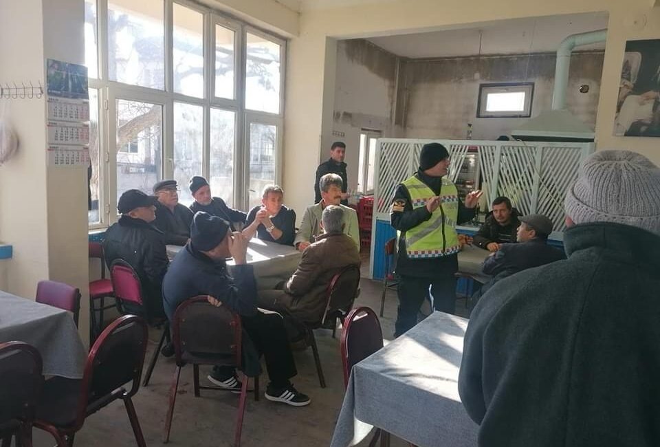 Afyonkarahisar’ın Bolvadin ilçesinde jandarma ekipleri köy sakinlerine güvenlik trafik konusunda