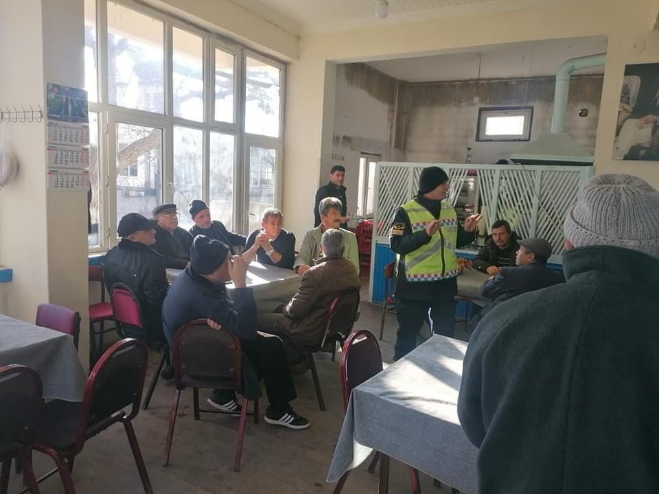 Afyonkarahisar’ın Bolvadin ilçesinde jandarma ekipleri köy sakinlerine güvenlik trafik konusunda