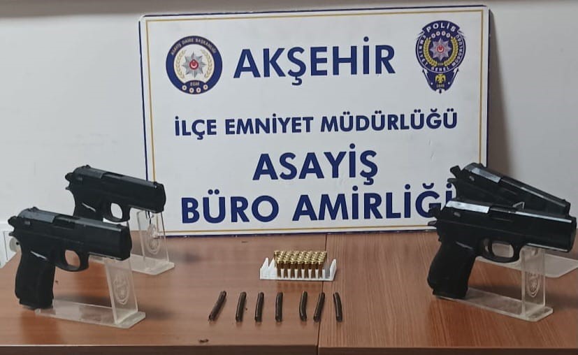 Konya’nın Akşehir ilçesinde polisin düzenlediği operasyonda, bir araçta 4 adet