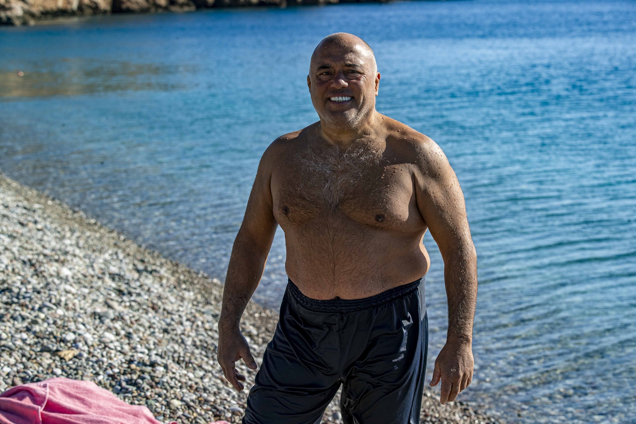 Antalya’da hava sıcaklığı 5 derece birden düşmesine rağmen sahillerinde kar