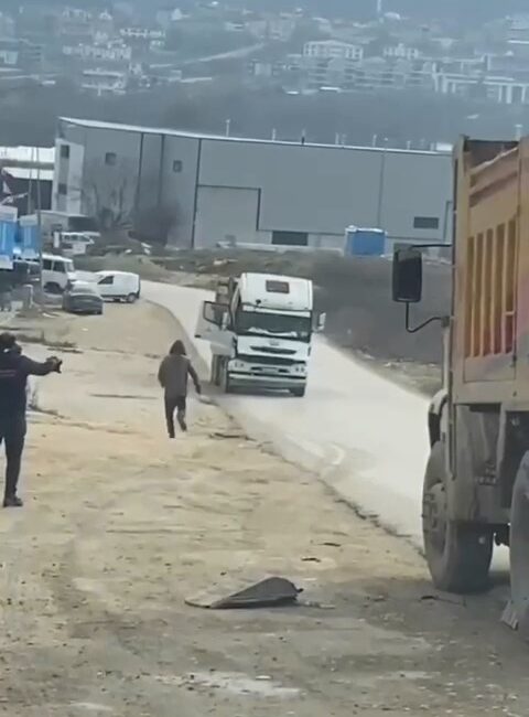 Bursa’da sürücüsünün park ettiği ancak freni boşalınca harekete geçen kamyon