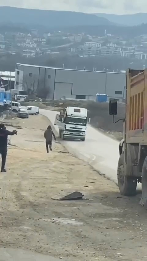 Bursa’da sürücüsünün park ettiği ancak freni boşalınca harekete geçen kamyon