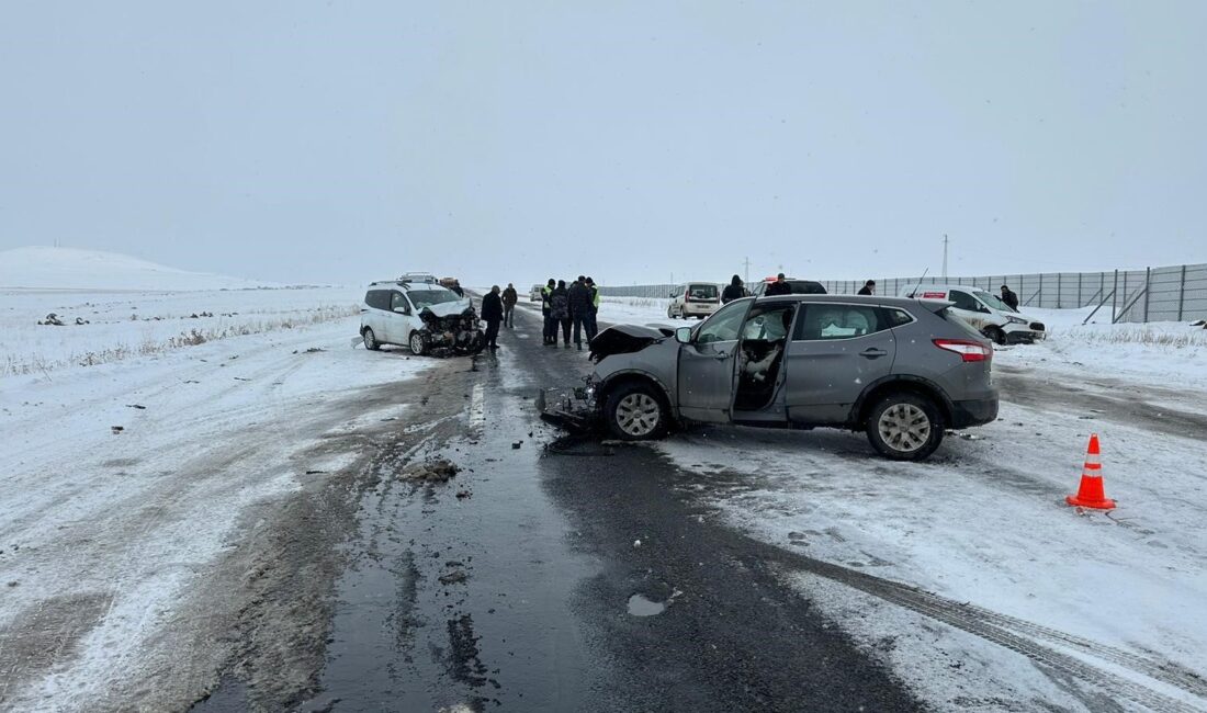 Kars’ta etkili olan kar yağışı sonrası karayollarında oluşan buzlanma kazayı