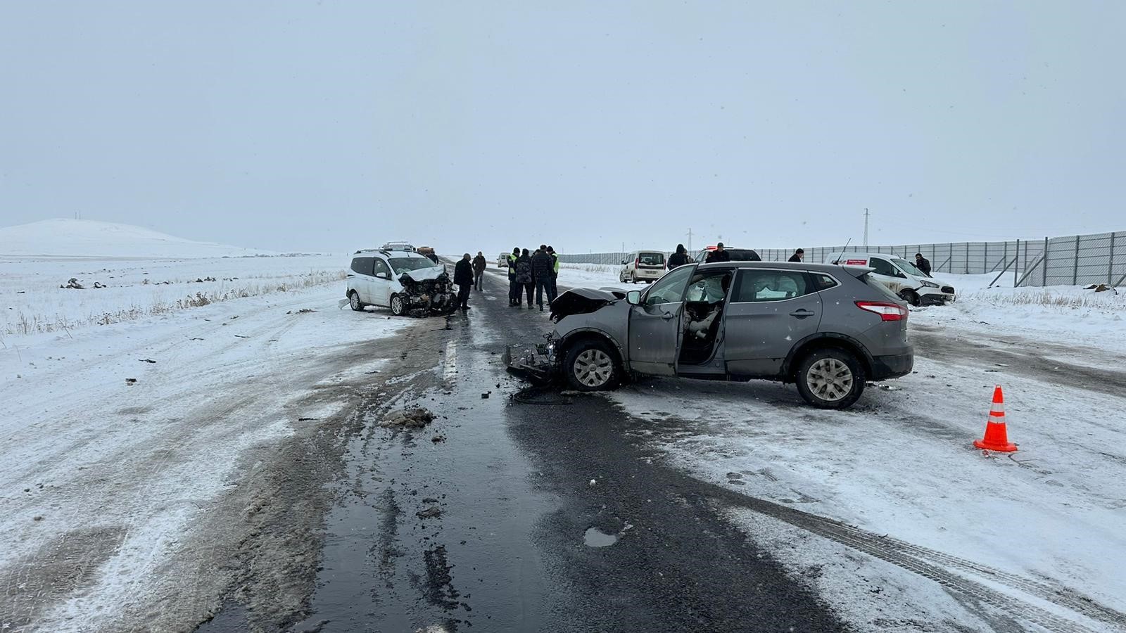 Kars’ta etkili olan kar yağışı sonrası karayollarında oluşan buzlanma kazayı