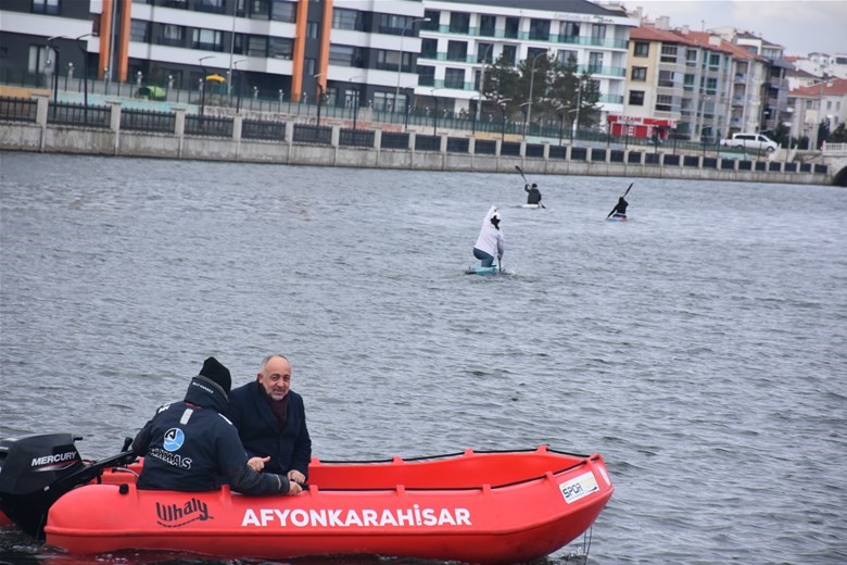 Denizi olmayan kentlerden birisi olan Afyonkarahisar’da kano sporcuları -2 dereceyi